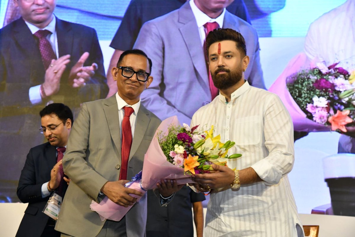 iChiragPaswan's tweet photo. आज #PMFMEConclave2026 के उद्घाटन सत्र को संबोधित किया।

माननीय प्रधानमंत्री श्री @narendramodi जी ने विकसित भारत की यात्रा में कृषि और खाद्य प्रसंस्करण को विशेष स्थान दिया है। इस संकल्प को आगे बढ़ाने की सबसे बड़ी ताकत हमारे छोटे और सूक्ष्म उद्यमी हैं, जो स्थानीय उपज में मूल्य जोड़ते हैं, रोजगार पैदा करते हैं और अपने जिलों की पहचान को बाजार तक पहुंचाते हैं।

#PMFME के माध्यम से हमारा प्रयास है कि ऐसे उद्यमियों को वित्त, तकनीक, गुणवत्ता, पैकेजिंग और बाजार का वह सहयोग मिले, जिससे वे छोटे कारोबार से मजबूत ब्रांड बनने की यात्रा तय कर सकें।

यही है स्वाद से समृद्धि की सोच।

#SwadSeSamriddhi