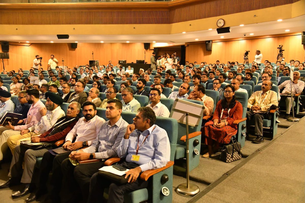 iChiragPaswan's tweet photo. आज #PMFMEConclave2026 के उद्घाटन सत्र को संबोधित किया।

माननीय प्रधानमंत्री श्री @narendramodi जी ने विकसित भारत की यात्रा में कृषि और खाद्य प्रसंस्करण को विशेष स्थान दिया है। इस संकल्प को आगे बढ़ाने की सबसे बड़ी ताकत हमारे छोटे और सूक्ष्म उद्यमी हैं, जो स्थानीय उपज में मूल्य जोड़ते हैं, रोजगार पैदा करते हैं और अपने जिलों की पहचान को बाजार तक पहुंचाते हैं।

#PMFME के माध्यम से हमारा प्रयास है कि ऐसे उद्यमियों को वित्त, तकनीक, गुणवत्ता, पैकेजिंग और बाजार का वह सहयोग मिले, जिससे वे छोटे कारोबार से मजबूत ब्रांड बनने की यात्रा तय कर सकें।

यही है स्वाद से समृद्धि की सोच।

#SwadSeSamriddhi