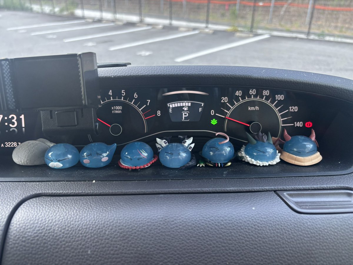 KatukiNaru's tweet photo. すごい今更感あるけど、姉の車のリムル群が可愛い https://t.co/YZ4GLJXXjs