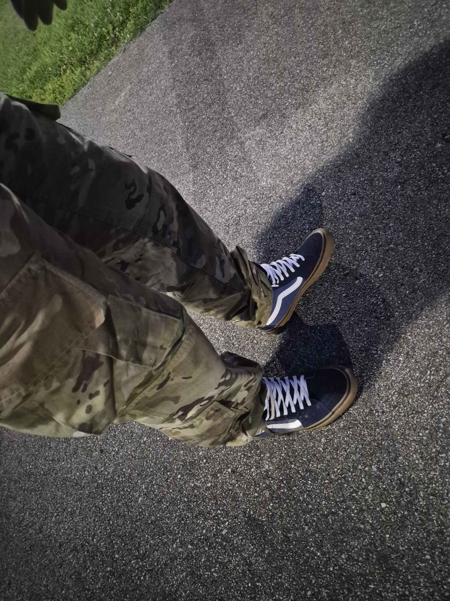 Adapt1veTTV's tweet photo. @loosechangeIG @nikgeneburn @tarkovarena should I put on the old combat pants then retake the pic? https://t.co/28Adsl1MyQ