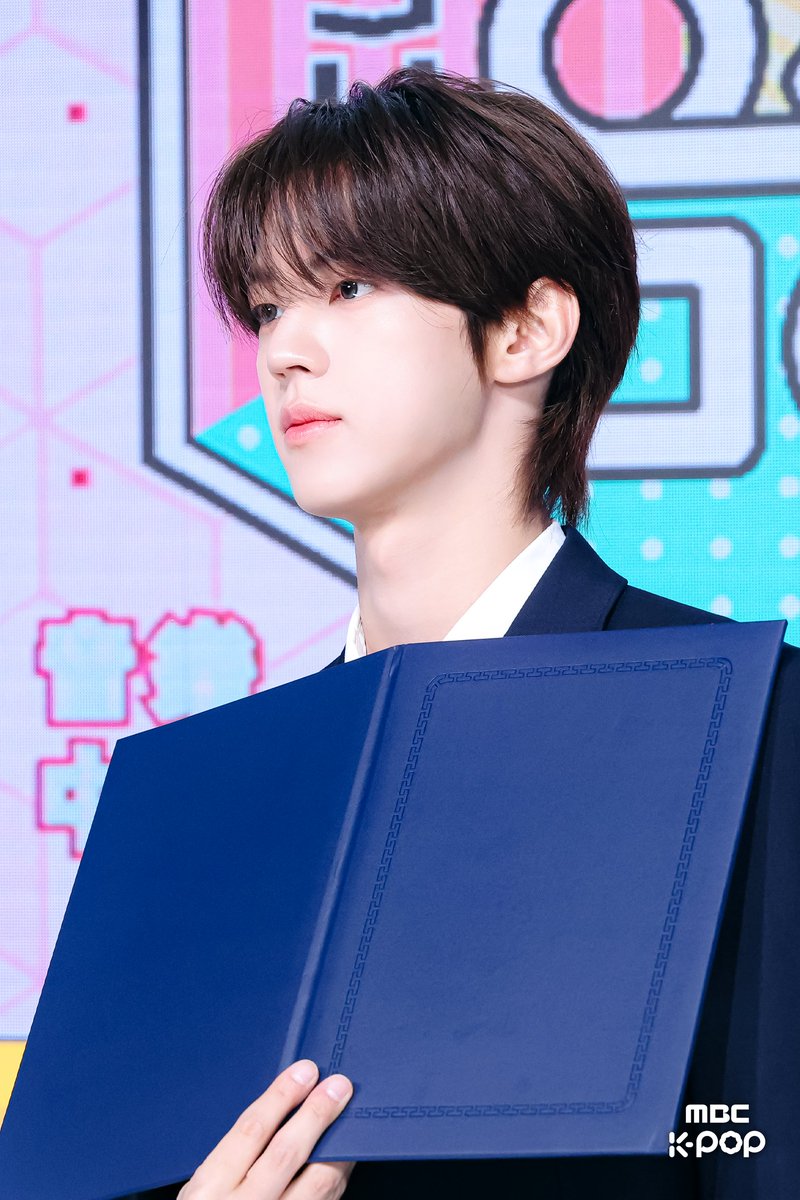 MBC_entertain's tweet photo. 🎓똥강아지들 졸업합니다!🎓
아 1년 5개월동안 잘 놀았다!!
콩또중심 안녕💚

📷 ☞https://t.co/xVi2rRBaPb

260822 #쇼음악중심 #음중  #AND2BLE #규빈 #TWS #도훈@AND2BLE @TWS_PLEDIS https://t.co/G5SxKJnmtJ