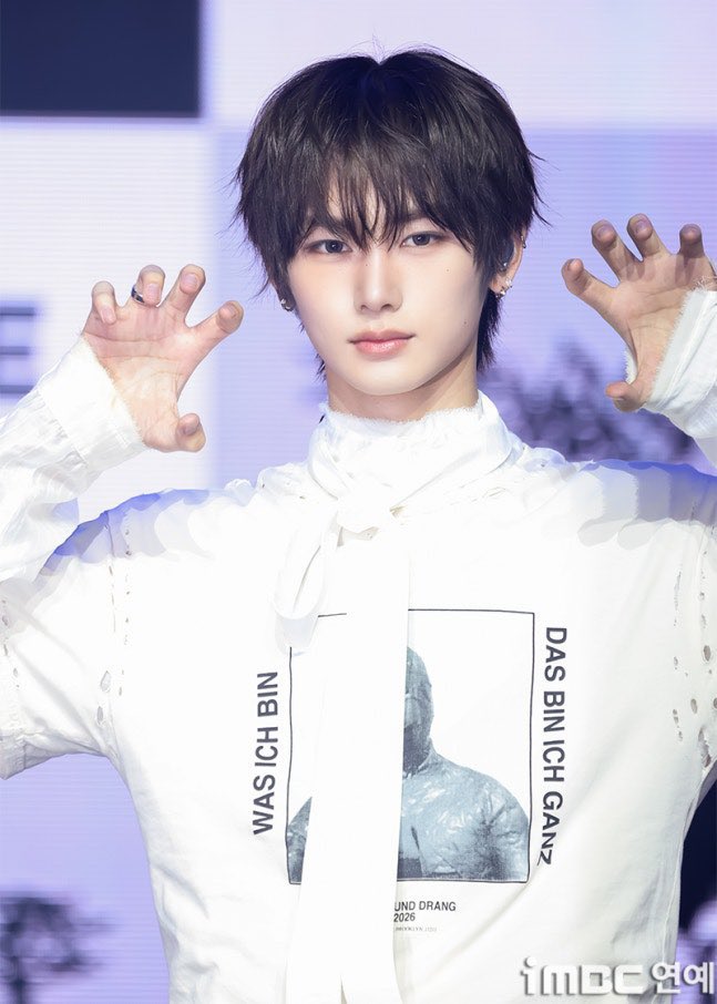an1225luv's tweet photo. みなさんこれが最近顔で万バズ連発してるアンシンです。
中華文明5000年の歴史で最も美しいといわれる顔面だけじゃなくて甘くて優しく綺麗な歌声 周りをしっかり見て誰にも分け隔てなく接してくれる心優しい性格まで何もかもが美です。
結論:アンシンは顔面 歌声 性格まで全てが美すぎる天才アイドル https://t.co/hiLrghj55t
