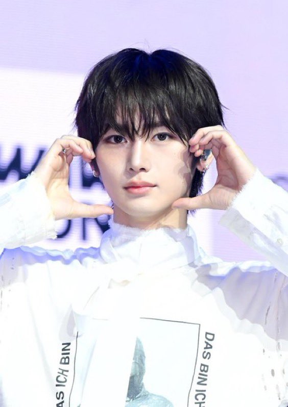 an1225luv's tweet photo. みなさんこれが最近顔で万バズ連発してるアンシンです。
中華文明5000年の歴史で最も美しいといわれる顔面だけじゃなくて甘くて優しく綺麗な歌声 周りをしっかり見て誰にも分け隔てなく接してくれる心優しい性格まで何もかもが美です。
結論:アンシンは顔面 歌声 性格まで全てが美すぎる天才アイドル https://t.co/hiLrghj55t
