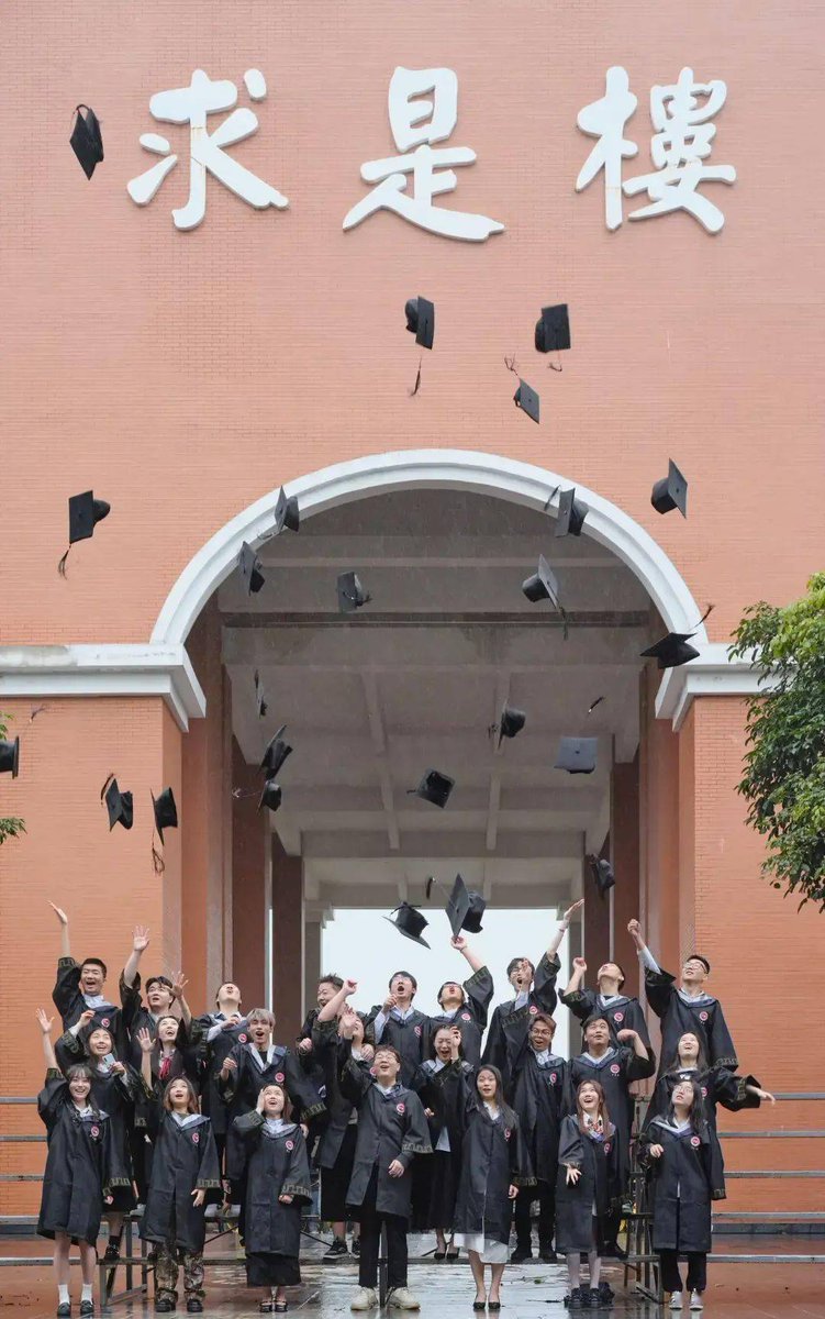 nys722's tweet photo. Fin de una etapa llena de risas y aprendizajes!  Cada salón, cada examen, cada cena con compaeros son recuerdos que me llevo para siempre. Gracias, universidad! https://t.co/Seji53wFP1