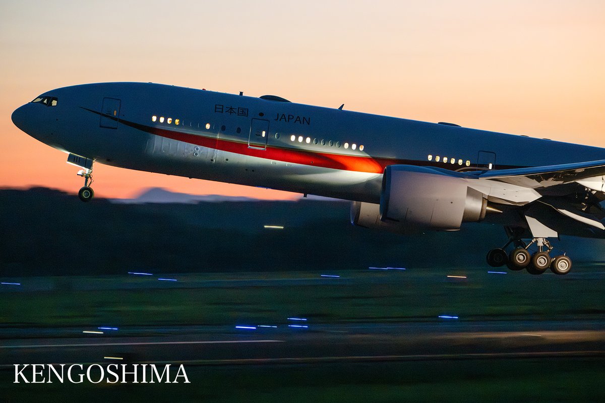 Ken_Goshima's tweet photo. 日没後、新千歳空港にてタッチアンドゴーを行うB777日本国政府専用機を撮影。 Nikon Z9にNIKKOR Z 180-600mm f/5.6-6.3 VRを装着。 https://t.co/Bm3BVpaijh