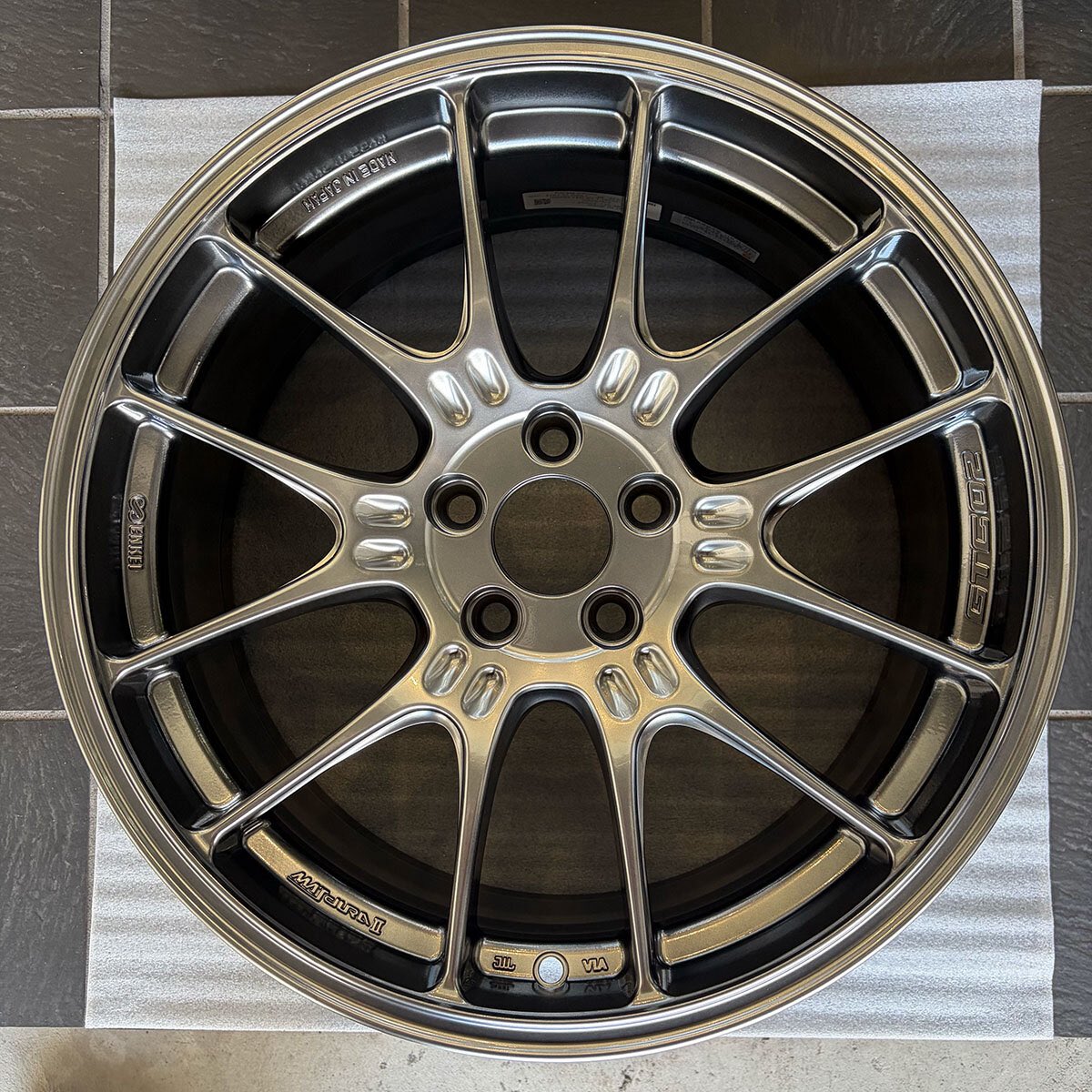 jade_8313's tweet photo. ホイール売ります！
ENKEI GTC02 17インチ 7.5J 38 5-100 4本セット(新品未使用)

あてがってキャリパーに干渉してしまったので売ります🥲

13万円(交渉可)
奈良県から手渡し若しくは着払い希望です！
センターキャップとバルブ、ステッカーは各4つ付属しております。
 #ホイール売ります https://t.co/t3Zi1sqIJ9