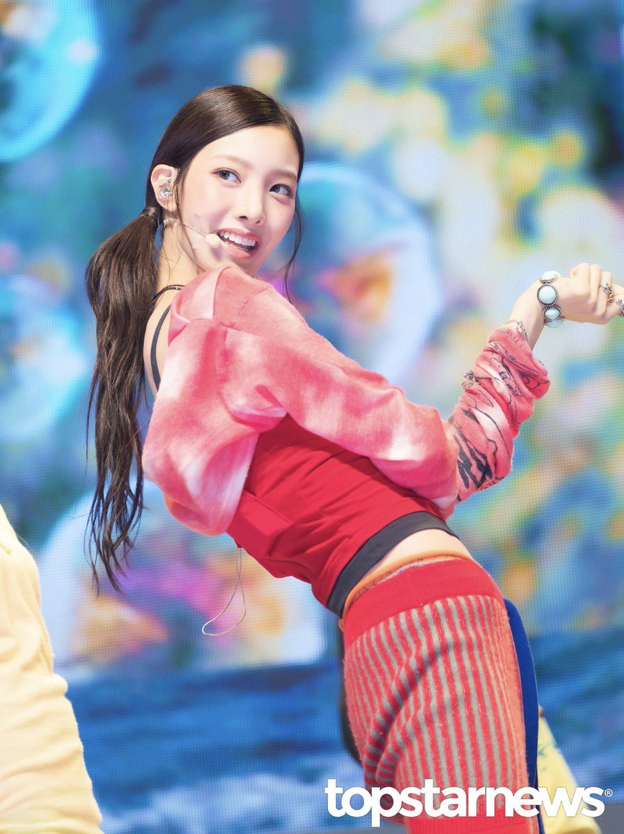 tuidyeon's tweet photo. 260824 seoyeon at the debut media showcase https://t.co/ymdg8JEu8j
