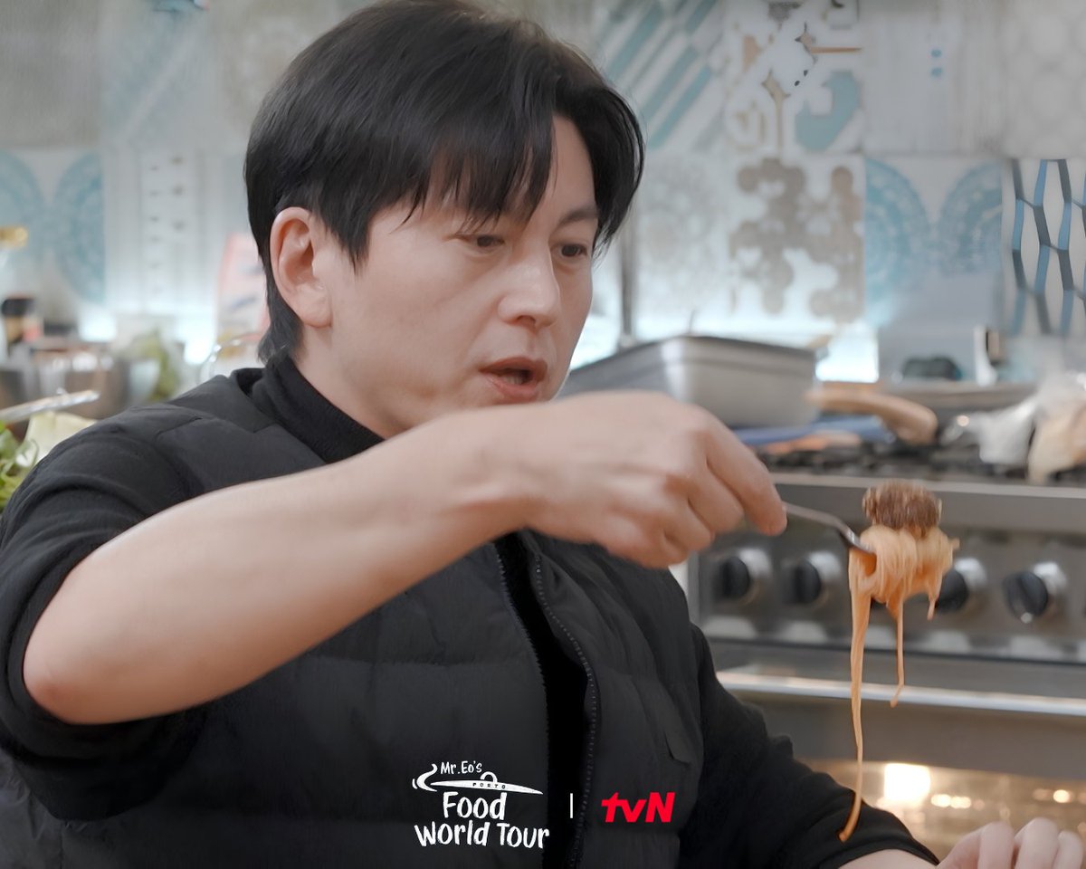 tvN_Asia's tweet photo. After learning from a local culinary master, the trio heads back to the kitchen to put their own delicious spin on Sicily! 🍝⁣
⁣
#MrEosFoodWorldTour⁣
Every Tue 22:30 (GMT+8)⁣
⁣
#tvNAsia #BestKoreanEntertainment #RyuSooYoung #YoonKyungHo #Kihyun #MONSTAX⁣ https://t.co/eLSi4GAfl8