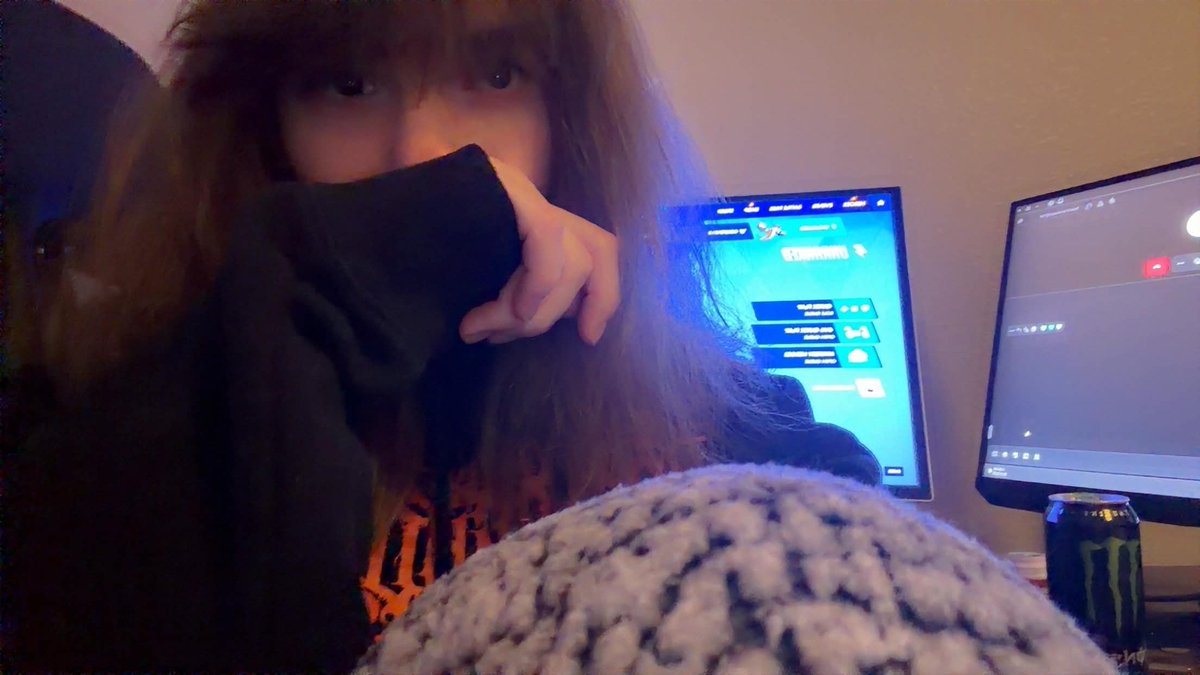 sylvialovesya's tweet photo. felt cute might delete later https://t.co/yu4oSVmmbE