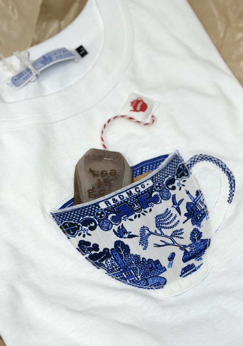 everymaneverym2's tweet photo. 紅茶ファン必見の柔らかなTシャツが入荷しました！
#オールドマンズテーラー
MILK TEA  T SHIRT
White、Black
コットン

ティーカップから取り出せる紅茶パック。もちろんお洗濯しても取れませぬ。この仕掛けも秀悦です♪
#吉祥寺よろず屋 https://t.co/qifnYNrAMh
