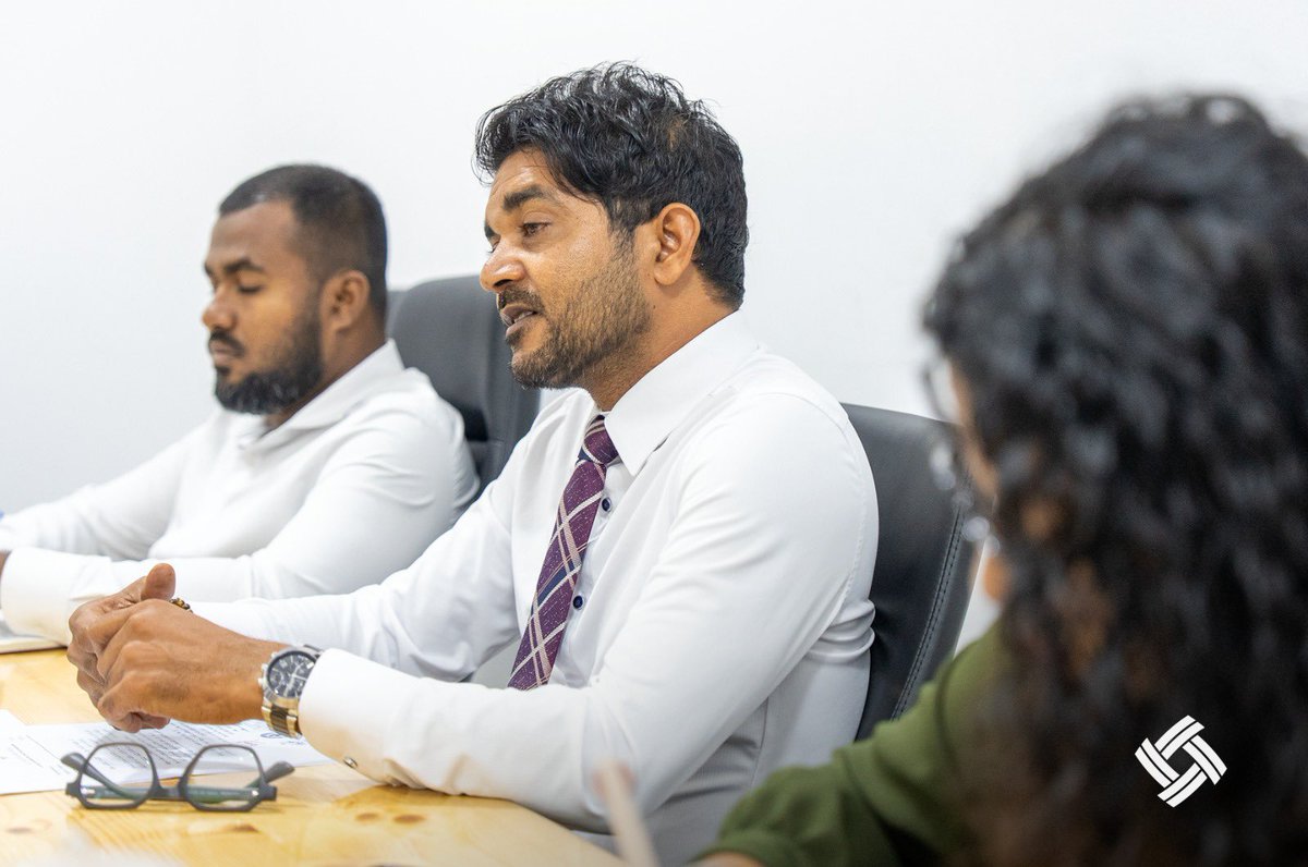 rdcmaldives's tweet photo. ދ. ކުޑަހުވަދޫ ކައުންސިލުގެ ރައީސް މުޙައްމަދު ސަލީމާއި ކައުންސިލް މެންބަރ މުޙައްމަދު ޝިޔާމް އައްބާސް މިއަދު ވަނީ މި ކޯޕަރޭޝަންގެ ޗީފް އޮޕަރޭޓިންގ އޮފިސަރ، މުޙައްމަދު ޝަރީފް އަދި ސީނިއަރ މެނޭޖަރ އަހްމަދު އާސިފްއާއި ބައްދަލު ކުރައްވައިފައެވެ. މި ބައްދަލުވުމުގައި މި ކޯޕަރޭޝަނުން ދ. ކުޑަހުވަދޫގައި ކުރިއަށް ގެންދާ މަޝްރޫއުތަކުގެ މަސައްކަތްތައް އިތުރަށް ހަލުވިކަމާއެކު ކުރިއަށް ގެންދިއުމާ ގުޅޭގޮތުން މަޝްވަރާ ކުރެވުނެވެ.

#TeamRDC