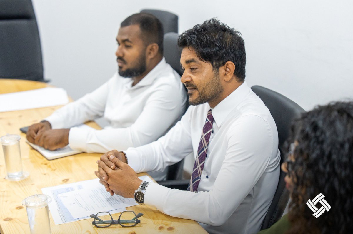 rdcmaldives's tweet photo. ދ. ކުޑަހުވަދޫ ކައުންސިލުގެ ރައީސް މުޙައްމަދު ސަލީމާއި ކައުންސިލް މެންބަރ މުޙައްމަދު ޝިޔާމް އައްބާސް މިއަދު ވަނީ މި ކޯޕަރޭޝަންގެ ޗީފް އޮޕަރޭޓިންގ އޮފިސަރ، މުޙައްމަދު ޝަރީފް އަދި ސީނިއަރ މެނޭޖަރ އަހްމަދު އާސިފްއާއި ބައްދަލު ކުރައްވައިފައެވެ. މި ބައްދަލުވުމުގައި މި ކޯޕަރޭޝަނުން ދ. ކުޑަހުވަދޫގައި ކުރިއަށް ގެންދާ މަޝްރޫއުތަކުގެ މަސައްކަތްތައް އިތުރަށް ހަލުވިކަމާއެކު ކުރިއަށް ގެންދިއުމާ ގުޅޭގޮތުން މަޝްވަރާ ކުރެވުނެވެ.

#TeamRDC