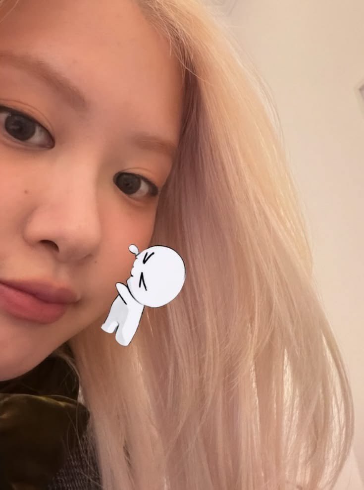 Cikletwime's tweet photo. Rosie ccligine basladım oyuzden fınansal durumum yerlere dusecek gıbı ama herkes rose oldugumu soyluyo mecburum…. https://t.co/lHS7VVyJMz