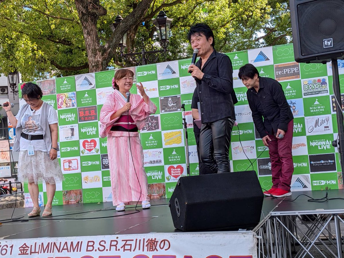 higasiyamaaya's tweet photo. お祭りのあとは
金山にぎわいマルシェ。
今回は3人体制。石川徹さんが、今回はいい感じって言ってくれてる。
あ～カナヤマンがいないから完成度高いのね。
最近、40proのAlltogether限界超えよ！を歌うね。
私は歌のみ、saoriちゃんが手話やってくれてる図。
写真は京子さんから頂きました。

そのあとは、名古屋市立大学芸術工学部30周年記念式典と懇親会。
ずっと同じ��装、かなり目立った。ごめんなさい。
大学院時代の恩師が数人みえて、お話しできてうれしかった！
ンキューズのPRを交流会長にもできてよかった！