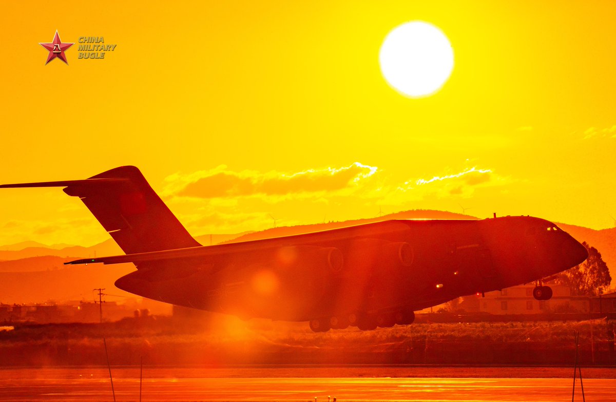 ChinaMilBugle's tweet photo. Giant in the Glow:

Photos show Y-20 long-range strategic heavy-lift transport aircraft attached to the Chinese PLA Air Force participating in training exercise.

#PLA #AirForce #PLAAF
#Y20 #TransportAircraft
#ChinaMilitary #ChinaMilBugle