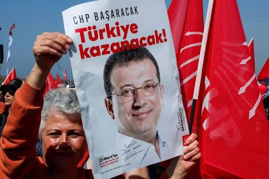 itstaylorsmith9's tweet photo. i want to say something about Turkey that most analysts are afraid to say.

Erdoğan made a mistake.

not a moral mistake. a strategic one.

when he put İmamoğlu in Silivri in March 2025, he thought he was removing his most dangerous opponent from the game. that is how it has always worked. jail them, discredit them, replace them. the playbook has worked for 23 years.

well, it is not working this time.

İmamoğlu did not disappear. he became a symbol. the protests that followed his arrest were the largest Turkey had seen in over a decade. the opposition did not collapse. it rebuilt itself around him. a new party, constructed while he sat in a cell, is now the second largest in parliament.

a man in Silivri prison is reshaping Turkish politics more effectively than most free politicians reshape anything.

and Erdoğan knows it.

watch how the trials are being handled. three hearings scheduled on the same day. İmamoğlu thrown out of his own courtroom. the court recording that he chose to remain silent when he said no such thing.

this is not the behavior of a system that is confident.

this is the behavior of a system that is afraid of what happens if he actually gets to speak.

2028 is two years away.

and for the first time in a very long time, the outcome is genuinely uncertain.