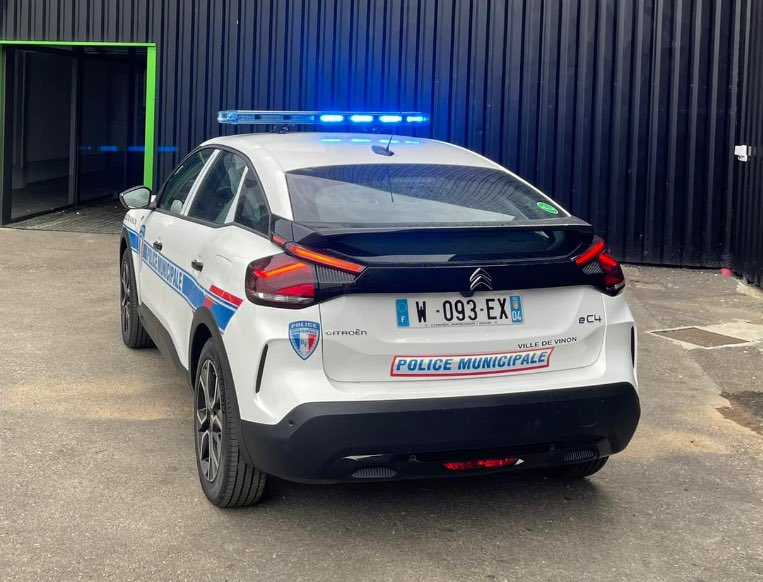 alainpaulweber's tweet photo. Foutez donc la paix aux forces de l’ordre !

Deux policiers municipaux de Margny-lès-Compiègne tentent, dans la nuit du 21 au 22 août, de contrôler un véhicule en excès de vitesse. 

L’automobiliste refuse d’obtempérer. 

Il prend la fuite. Une poursuite s’engage. 

Il perd le contrôle, sort de la route, n’a pas sa ceinture, est éjecté et meurt. 

Le passager est légèrement blessé.

Et que fait-on ? On place les deux policiers en garde à vue. L’un d’eux y est encore. 

Le passager, lui, a été libéré rapidement. On se moque de qui, exactement ?

Le seul responsable de cette mort, c’est le conducteur. Celui qui a choisi de ne pas s’arrêter. Celui qui a préféré la fuite à un simple contrôle. 

Celui qui a pris le risque de tuer ou de se tuer. 

Les policiers, eux, faisaient leur travail. 

Un travail que trop de gens refusent désormais d’accepter : faire respecter le code de la route, intercepter les conducteurs dangereux, empêcher qu’ils ne mettent en danger les autres.

On assiste une fois de plus à ce réflexe absurde : dès qu’un refus d’obtempérer se termine mal, on regarde du côté des forces de l’ordre plutôt que du côté de celui qui a décidé de ne pas s’arrêter. 

Comme si poursuivre un chauffard devenait soudain une faute. 

Comme si le simple fait de vouloir faire appliquer la loi exposait les agents à se retrouver traités comme des suspects.

Pendant que les policiers municipaux sont interrogés pour « homicide routier », le message est clair pour tous ceux qui roulent sans frein : refusez le contrôle, prenez la fuite, et si ça tourne mal, ce sont les agents qui devront s’expliquer. 

C’est inversé. 

C’est toxique. 

C’est décourageant pour ceux qui acceptent encore de monter dans une voiture de service et d’affronter ces situations.

On ne demande pas l’impunité. On demande le bon sens. 

Un homme qui refuse d’obtempérer, qui fuit, qui provoque un accident mortel en n’ayant même pas sa ceinture, porte la responsabilité de sa mort. 

Pas les policiers qui ont tenté de le stopper.

Foutez-leur la paix. Laissez-les faire leur métier. 

Et arrêtez de transformer systématiquement les agents en coupables dès qu’un délinquant de la route décide de jouer avec sa vie et celle des autres.