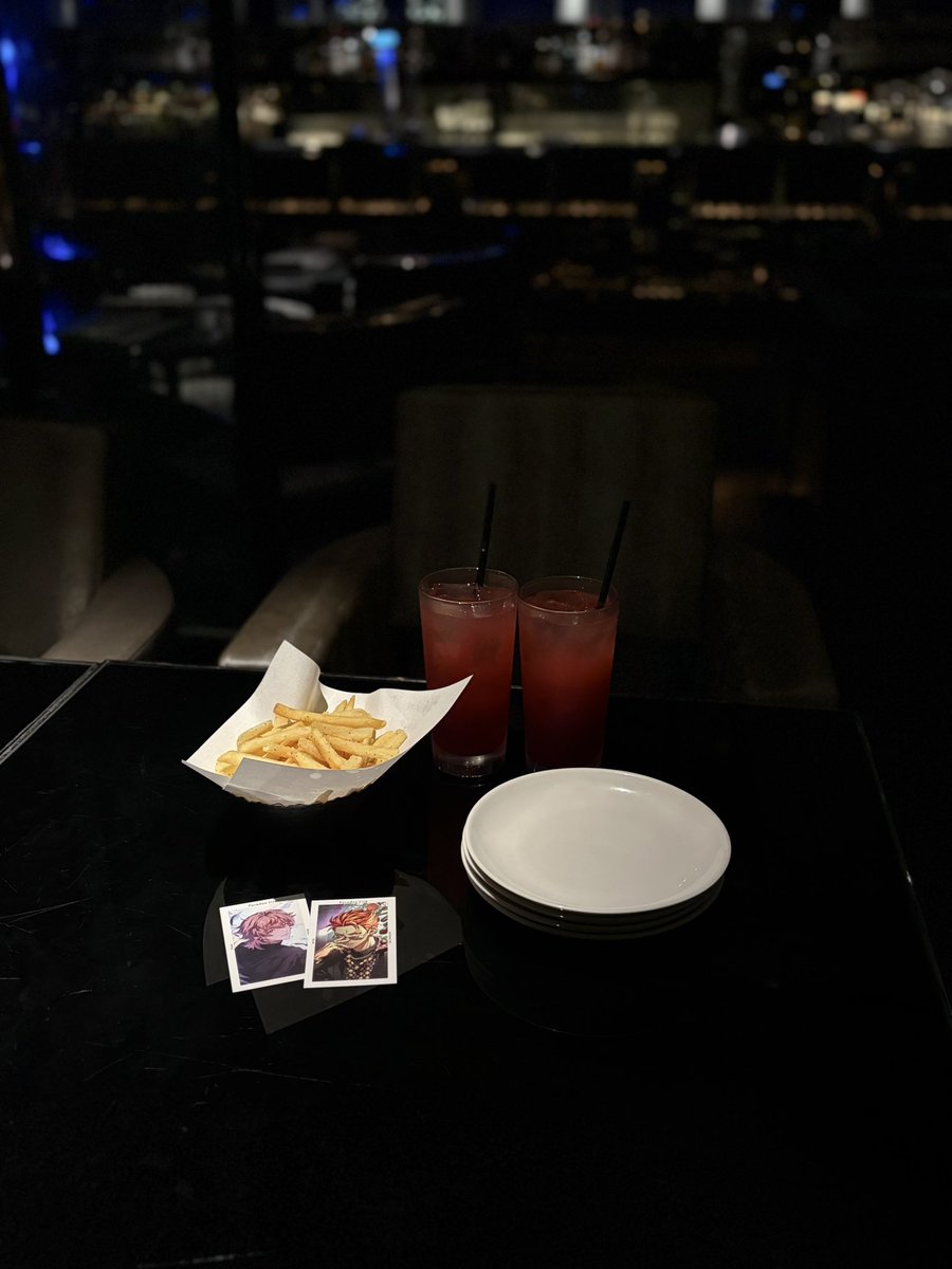 meromerokuta_6's tweet photo. 念願のサメがいるバー🦈🍸݁𖥔.
ロクタが喜びそうだけどバーが似合わない男👶🏻💧 https://t.co/HvTzGdXw49