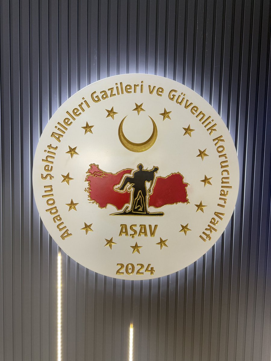 ZiyaSozen's tweet photo. Başta Diyarbakırda olmak üzere dağda geberen teröristler için taziye çadırları kurulması, anma programlarının tertip edilmesi , Diyarbakırda Surlara Bebek katili terörist öcalanın  fotoğraflarının asılması şerefsizliktir, namussuzluktur, alçaklıktır. 

Bu provakatif adımlar barışa hizmet etmeyeceği gibi Terörsüz Türkiye sürecini engelleme ve sabote etme çabalarıdır . 

@AsavVakfi