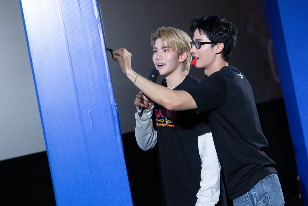 mineyoursspace's tweet photo. Tbh, this event is my dream as a fan of @Tawan_V &amp; @tawattannn . I'm a fan of 2 clumsy guys, but they're still handsome! 😆😘 I hope, one day I can come and see you guys at an event like this.

Ikan paus, ikan hiu. ILoveYou two! 💙
#Tawan_V #Fourthnattawat 
#SFxFourthLookkhunnoo https://t.co/47iFVcjR0e