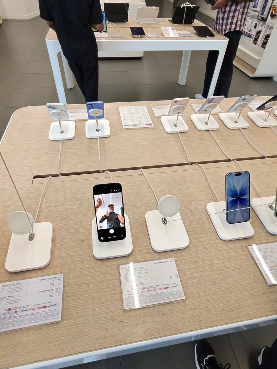 kundankrishna81's tweet photo. Still one of my fav accessories, apple mag safe stand in apple stores.
Shot on rayaban meta.
#raybanmeta
#applestore
#shotonmeta https://t.co/nZztS20Vk5