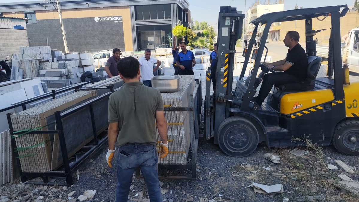 viransehir_bld's tweet photo. YAYA GÜVENLİĞİ İÇİN KALDIRIMLAR KORUNUYOR

Kentimizde ortak kullanım alanlarının korunması ve yaya ulaşımının güvenli şekilde sağlanması için gerekli müdahaleleri kararlılıkla sürdürüyoruz.

Bu kapsamda Zabıta Müdürlüğü ekiplerimiz, Demirciyolu üzerinde yaya geçişini kısıtlayan mermerlerin kaldırılması için sahada çalışma yürüttü. Mermerciye ait mermerler forklift aracıyla kaldırılarak kaldırım yeniden halkın kullanımına kazandırıldı.