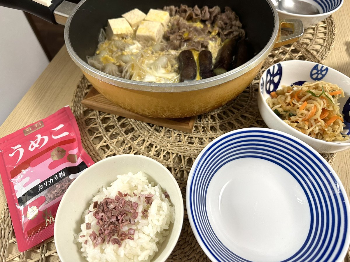 lesliebingo's tweet photo. 今日の夕飯は
しらたきを食べたくて
牛、茄子、しらたき、豆腐の卵とじ
切り干し大根煮
ご飯にはうめこ😀 https://t.co/ZHZqrfQ4b7
