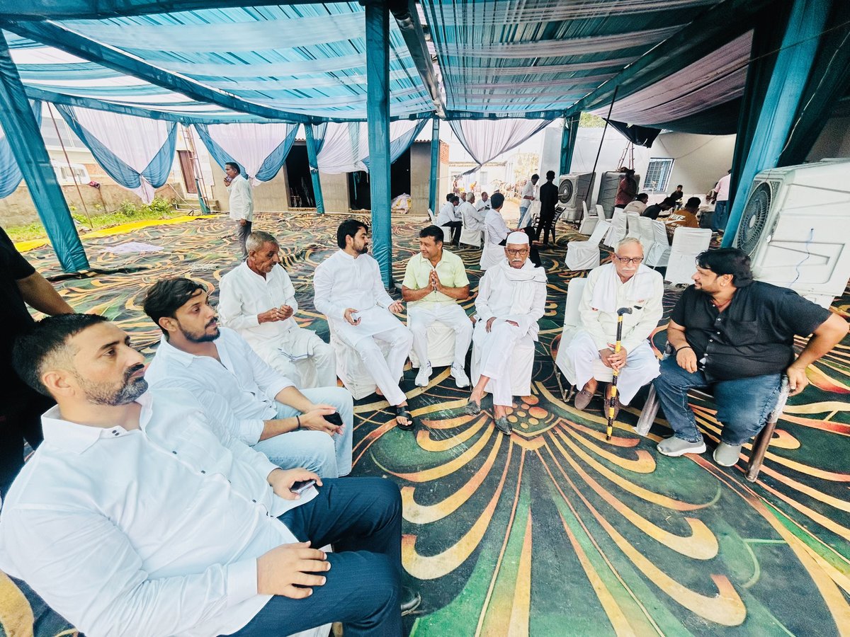 DevaBhatiBJP1's tweet photo. आज दादरी विधानसभा के कोट गाँव में आयोजित श्री सत्यनारायण भगवान की पावन कथा में सम्मिलित होने का सौभाग्य प्राप्त हुआ। 🙏

प्रभु की कृपा सभी पर सदैव बनी रहे।

सत्यनारायण भगवान की जय! 🚩

#Dadri #KotGaon #SatyanarayanKatha #DevaBhatiDatawali https://t.co/e6WV7SGqTQ