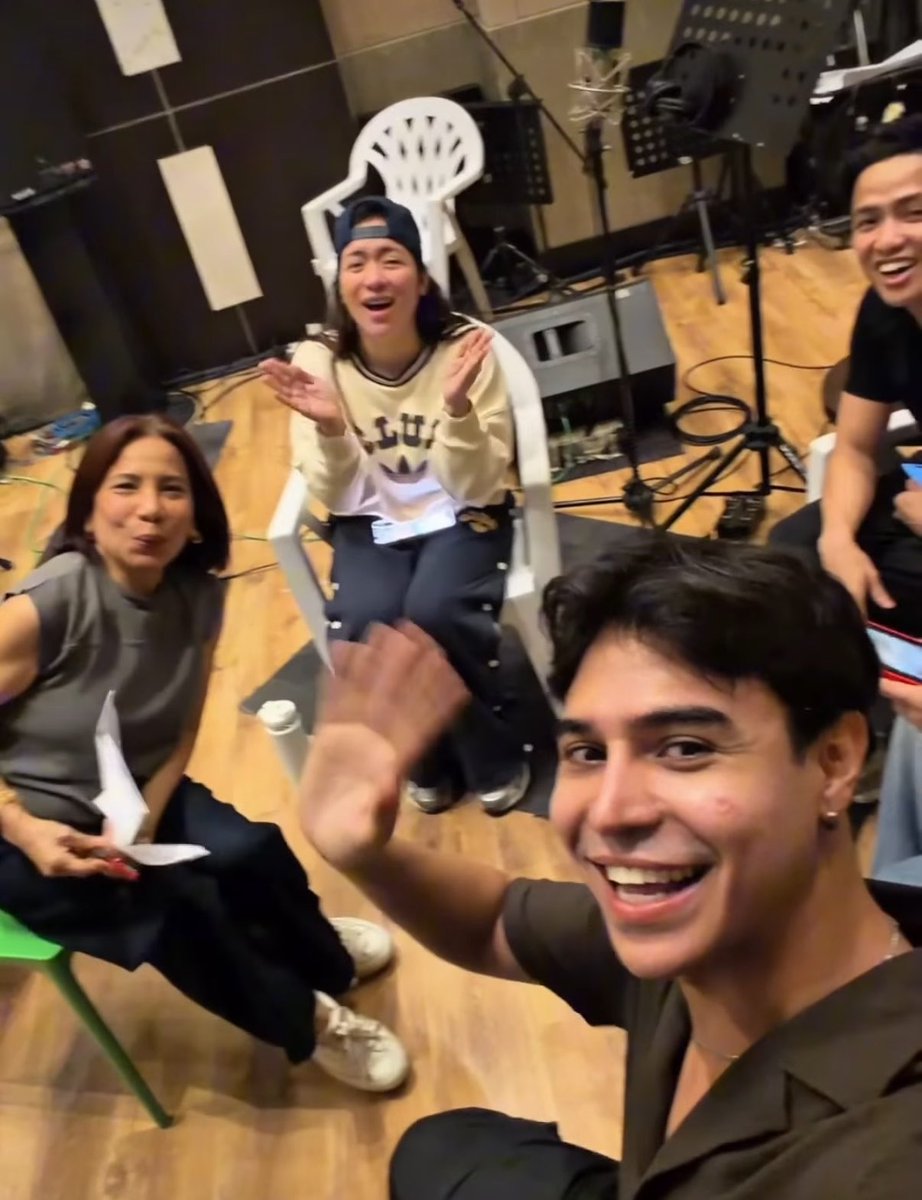 TeamVinas's tweet photo. Come with Misis sa Araneta?! Mini-vlog muna ng #Aquinse concert ni Ms. Angeline Quinto!
Watch it sa IG ni Misis!
🔗https://t.co/tL2HRULGZn https://t.co/MNLCWfubSx