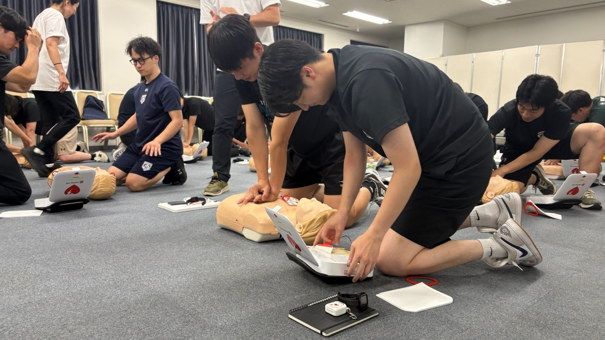 B_LEAGUE's tweet photo. BリーグユースアスレティックトレーナーへのSFR養成講習会を実施📝

ユース選手の日頃の活動下での「安全」をどう守るのか？
ひいては部活動やあらゆるスポーツ環境に必要な「安全」の確保へ🤝

#Bリーグ はトップ・ユース含め安全なリーグ運営を徹底していきます。

🔽昨季のBユースAED講習会の詳細はこちら
https://t.co/VqNLoO61PT

#BリーグU18 #BリーグU15