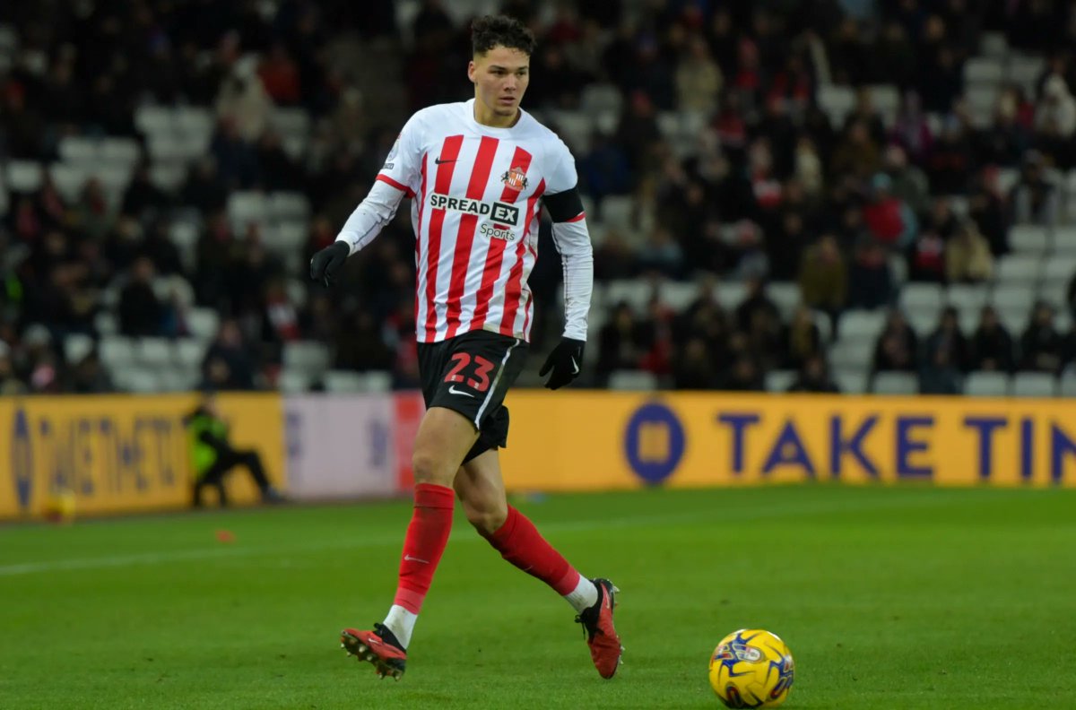 WTDesk's tweet photo. 🚨 Sunderland are in talks with Jenson Seelt over a new contract.

The centre-back is close to agreeing a deal until 2030, despite interest from several Serie A clubs ahead of another potential loan. 

#SAFC https://t.co/8Todh6bWx7