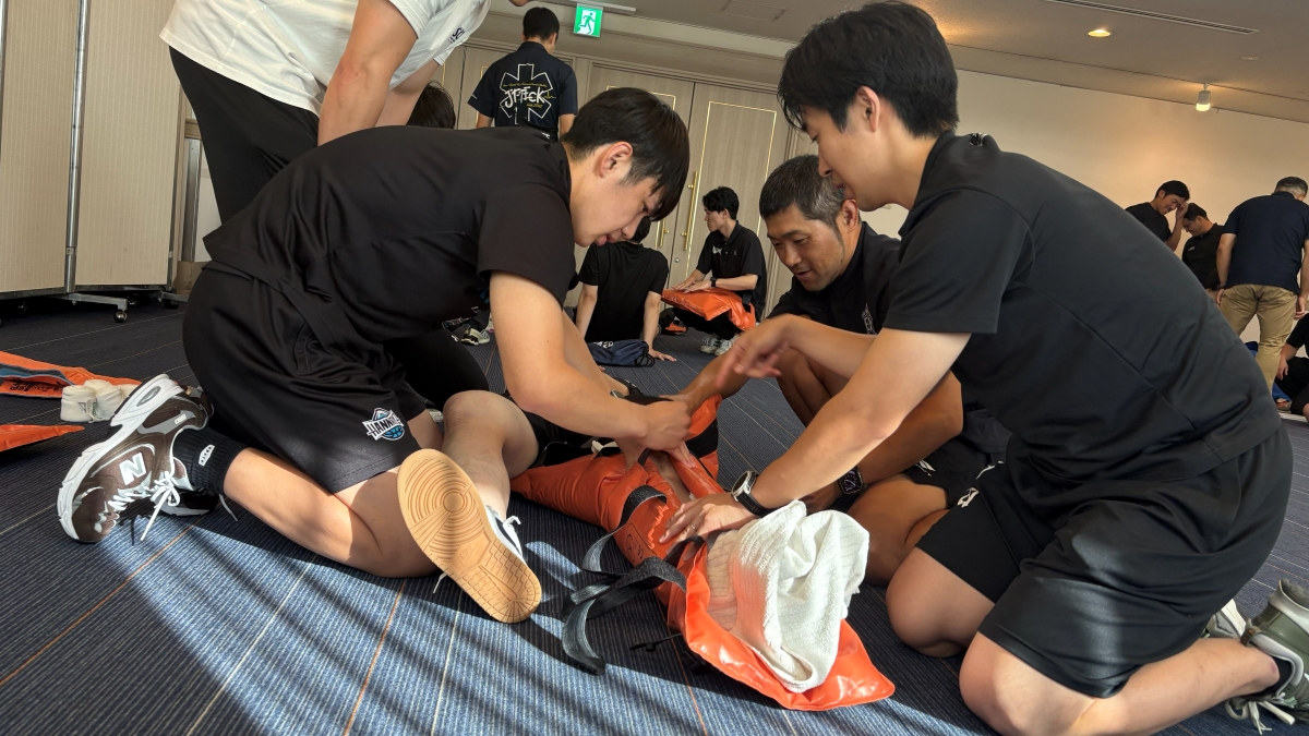 B_LEAGUE's tweet photo. BリーグユースアスレティックトレーナーへのSFR養成講習会を実施📝

ユース選手の日頃の活動下での「安全」をどう守るのか？
ひいては部活動やあらゆるスポーツ環境に必要な「安全」の確保へ🤝

#Bリーグ はトップ・ユース含め安全なリーグ運営を徹底していきます。

🔽昨季のBユースAED講習会の詳細はこちら
https://t.co/VqNLoO61PT

#BリーグU18 #BリーグU15