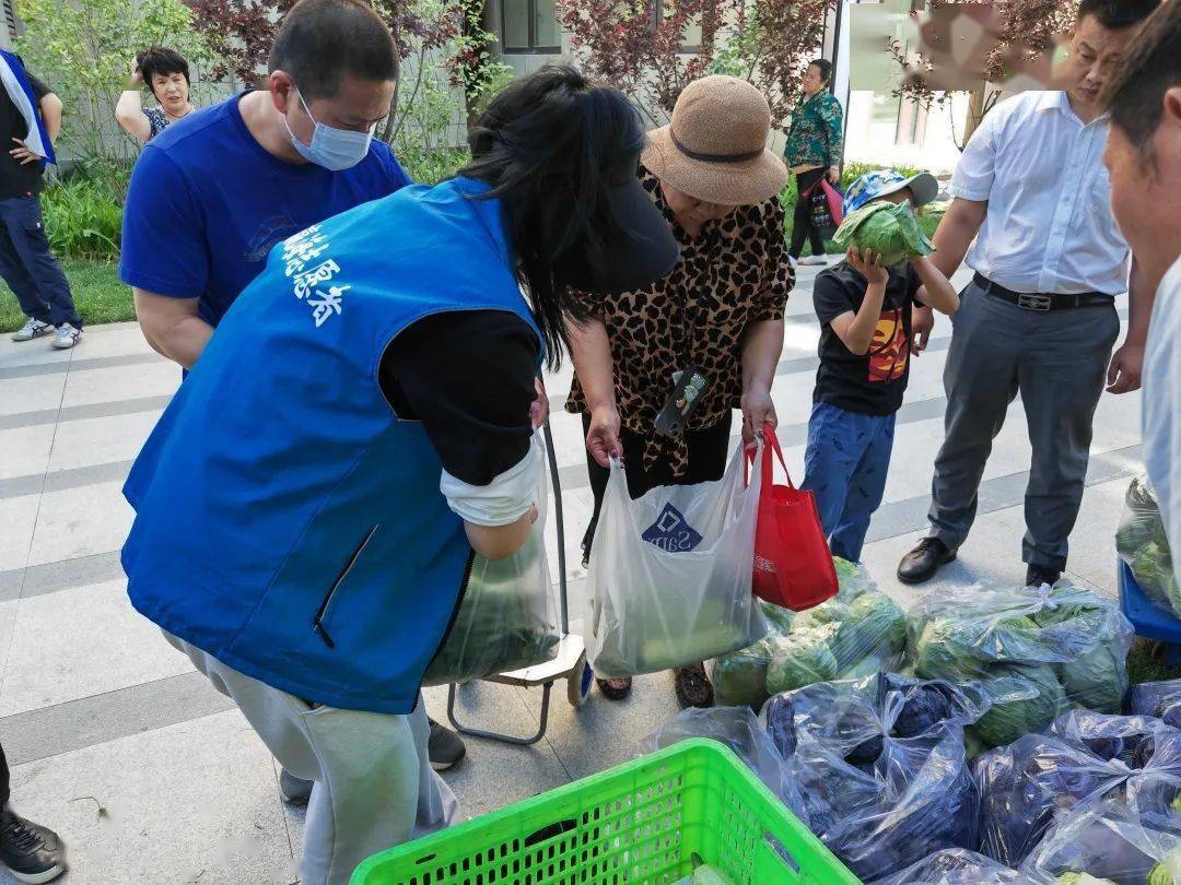zxcb1479's tweet photo. Hoy ayudamos a familias necesarias con alimentos y ropa en el centro de la ciudad. Ser voluntario trae mucha satisfacción!， https://t.co/LZgFCBzMl3