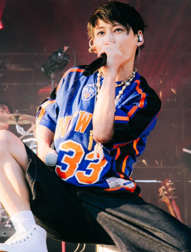 ran41030's tweet photo. ←普通の47歳
→TAKUYA∞

UVERworldのTAKUYA∞が
「47歳目前なのに、なんであんなに若いのか」
気になって調べたら、生活習慣が普通じゃなかった。

① 2011年から毎日10km走る
しかも普段の10kmは約47分。
ただ走ってるだけじゃなく、かなり本格的
なペース。

② 筋トレも継続
懸垂、カーフレイズ、チェストプレスなど、
有酸素だけじゃなく筋力もしっかり維持。

③ 朝はオーガニックの冷凍ブルーベリー
豆乳に入れて食べるのがルーティン。
さらにナッツも日常的に食べる。

④ 食事中にリンゴ酢
水で薄めて飲む習慣がある。

⑤ カフェインを完全に断つ
コーヒーや緑茶をやめて、
普段は黒豆茶を飲んでいるらしい。
本人はカフェインをやめて肌荒れが改善し、
透明感が増したと感じているとのこと。

⑥ グルテンフリー
ジョコビッチの食事法をきっかけに、
小麦などのグルテンを避ける生活を実践。

⑦ タバコは完全にやめる
お酒もほぼ飲まない。
以前は年5回程度、最近では年3回程度まで減らしている。

⑧ ライブそのものが超ハードな運動
ステージを走り回ってジャンプしながら歌う。
ランニング＋筋トレ＋ライブで、
有酸素・筋力・高強度運動を全部やってる。

⑨ 定期的に血液検査
感覚だけで健康管理するんじゃなく、
栄養状態や体の状態を数値で確認して生活を調整。

⑩ サウナやアイスバスも習慣化
こうやって見ると、
TAKUYA∞が若いのは「生まれつき童顔だから」
だけではないとういのがわかる。

食事、運動、嗜好品、健康管理まで
何年も徹底して積み重ねてる。

結局、一番のアンチエイジングは
高い美容医療よりも
「毎日の自己管理を何年続けられるか」
これにかかっている。