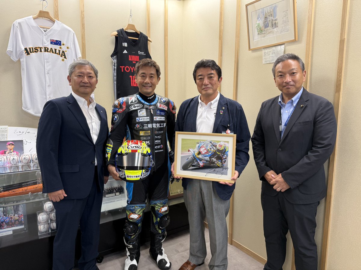 taro_sekiguchi's tweet photo. 今日は府中市役所へ伺い、高野市長へ表敬訪問をさせていただきました。
バイクの話、モータースポーツの話、怪我の話など、盛り上がりました。

今日はお時間をいただき、ありがとうございました。
今後ともよろしくお願いいたします。 https://t.co/tdknQLnbqZ