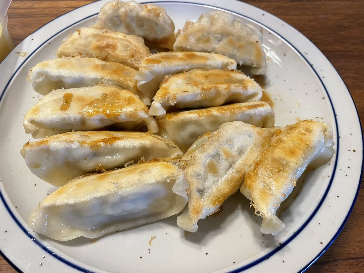 taekogohan's tweet photo. 今宵の晩ごはん😋🍴
本日は簡単焼き餃子🥟です♪
焼いてポン酢を掛けて食べるだけ🥣
頂いた黄色🟡スイカも切っただけ。
かなり手抜きの晩ごはんでした♪
暑い夏にぴったりの食べ物でした♪
スタミナ^_^スイカ水分補給😊
#おうちごはん🍚 https://t.co/wUYK7ntvzE