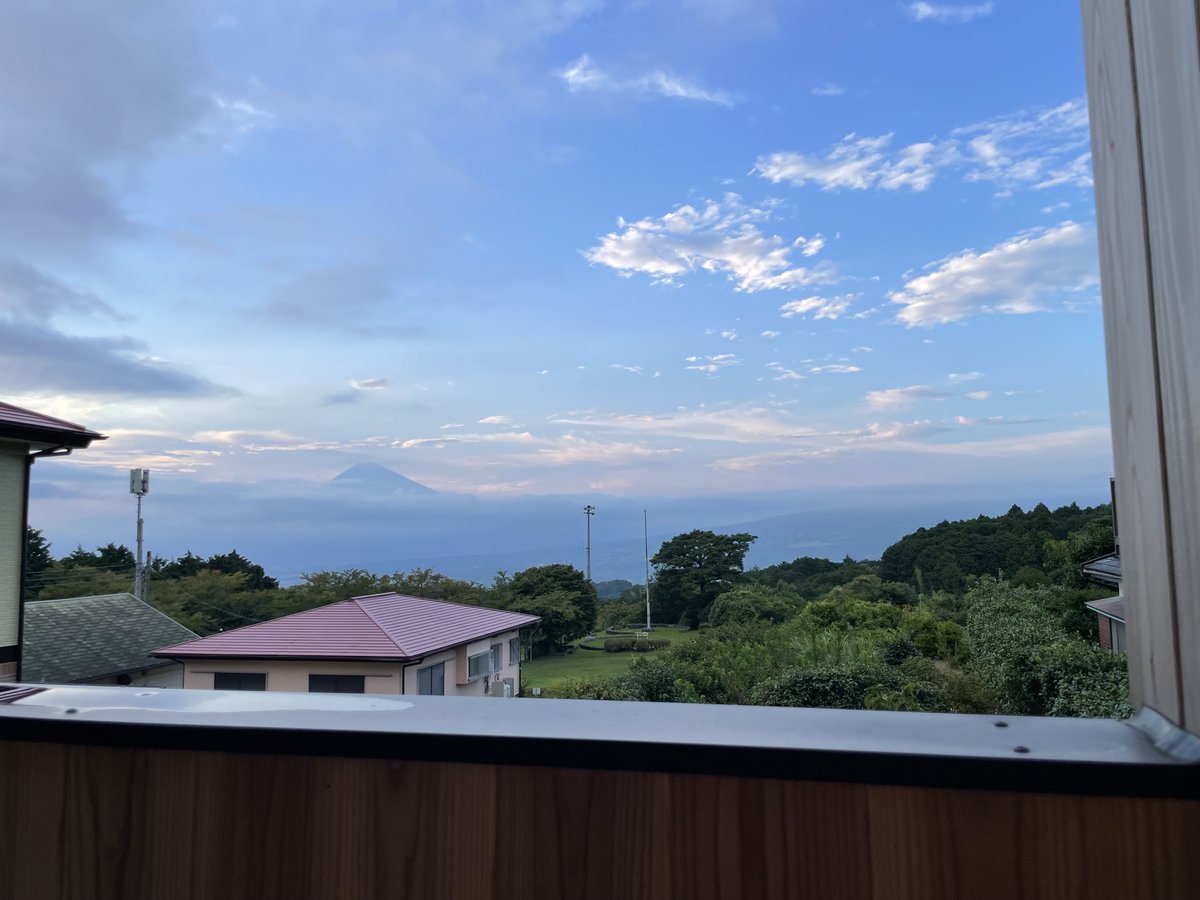 CafeRuRu's tweet photo. 夏休みのピークが過ぎて、
ホッと一息😌

#イマソラ #貸別荘シエスタ 
#富士山が見える���湯テラス https://t.co/0HfYI8F1IB