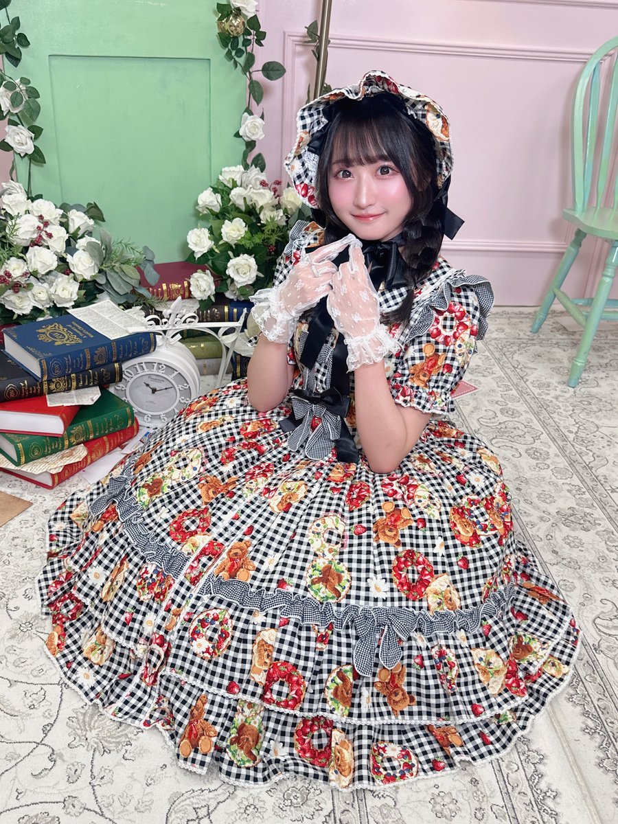 kyoka_moriya's tweet photo. 【かわいいオシラセ】

8月25日発行
 『TOKYO KAWAII LOOK BOOK』

なんと特集ページに掲載していただきます💖
甘ロリと和ロリのお洋服に大好きなロリータや原宿ファッションについてのインタビューまで…！！！沢山お話しております！

そして守屋亨香ブロマイドセットも作っていただきました✨ぜひっ！

↓こちらでゲット💁‍♀️
https://t.co/JyMteZaWfy