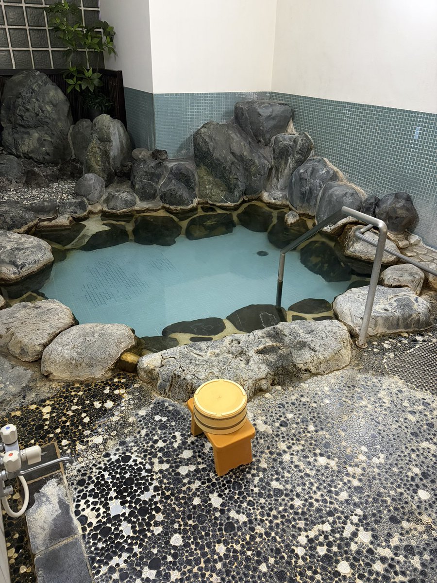 NASU3090's tweet photo. 湯河原　温泉旅館水月に投宿

湯口からはアッツアツ源泉が投入されていて、加温加水、循環塩素なしの源泉掛け流し🤤
温泉はトロトロとした感じで24時間入れるのも最高！
浴室は男女入れ替え制で、大きめの浴槽の方は床の玉石タイルがレトロ感あってよかったな〜 https://t.co/BDZYZcDAlD