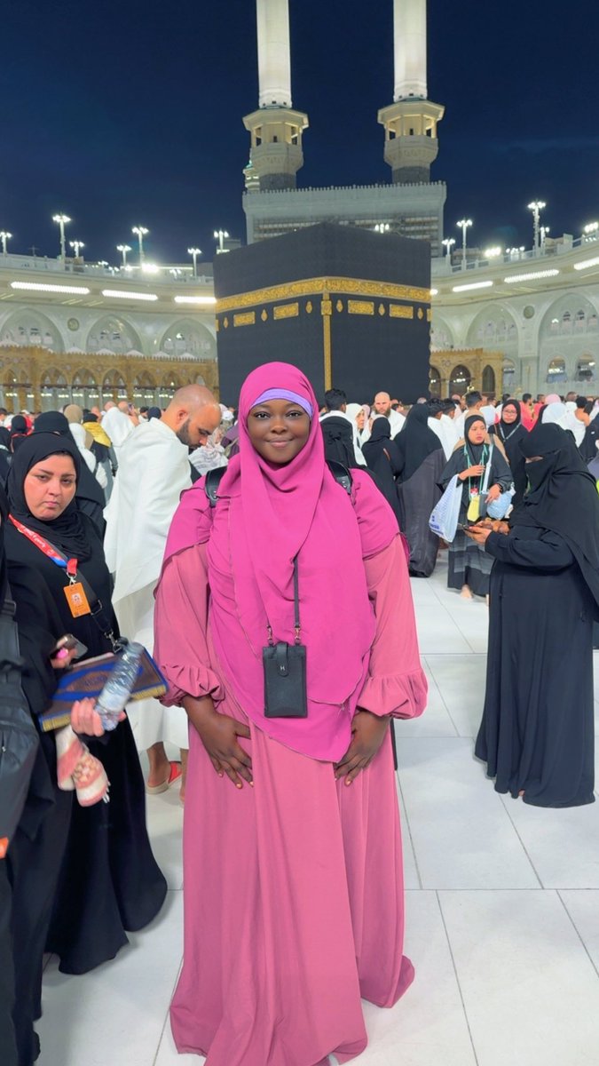 A_yeesha's tweet photo. Alhamdulilah 10 years later i got a chance 😭❤️🥰 A dream come true https://t.co/CBTfox5PIQ