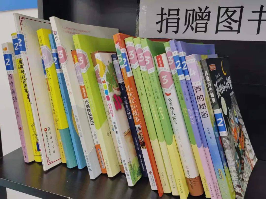 ltQOGYRPDQ6nF8E's tweet photo. Campus Volunteer Club is holding a book donation drive this weekend! Drop off your pre-loved books at the Student Center, and help us bring warmth to rural kids. Every story counts—see you there!， https://t.co/AebdJ7bkjJ