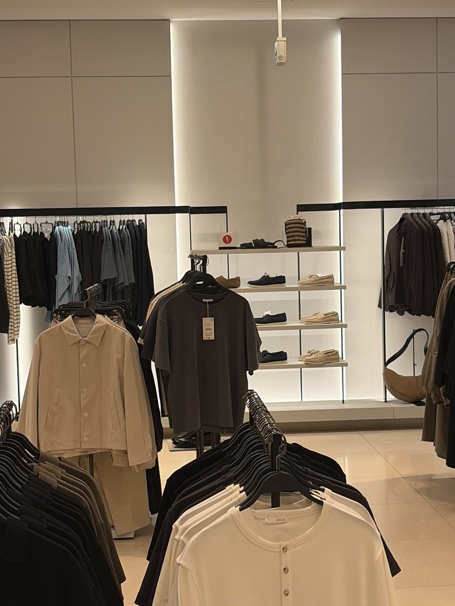 ikedaaaaaaaaa44's tweet photo. 服屋来たけどきょうらくのマークかと思って二度見してしまった https://t.co/d7R1VjWCKh