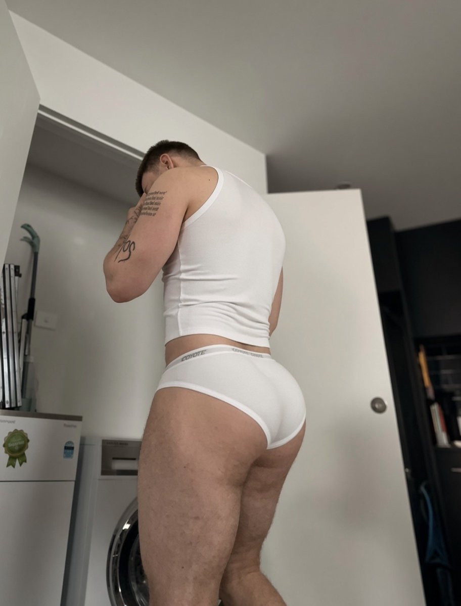 Kingaxelxx's tweet photo. How do you use a washing machine? https://t.co/tVUiBScEFe