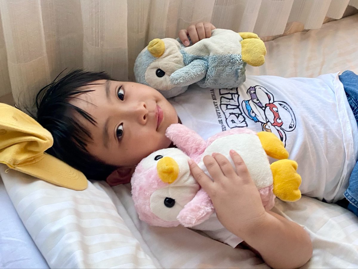 shizt_choco_mo's tweet photo. 4時半までプールで遊んで、海でも遊んでヘトヘト〜。でも、お昼寝の前にシャワー浴びたら元気になってきちゃった💕
実は、今夜はぺんまる&amp;ぴんまるの結婚式なんだよ。ぺんまる、ぴんまる、おとーちゃんもおかーちゃんも驚いとった☺️✨ https://t.co/M07w1jsKE8