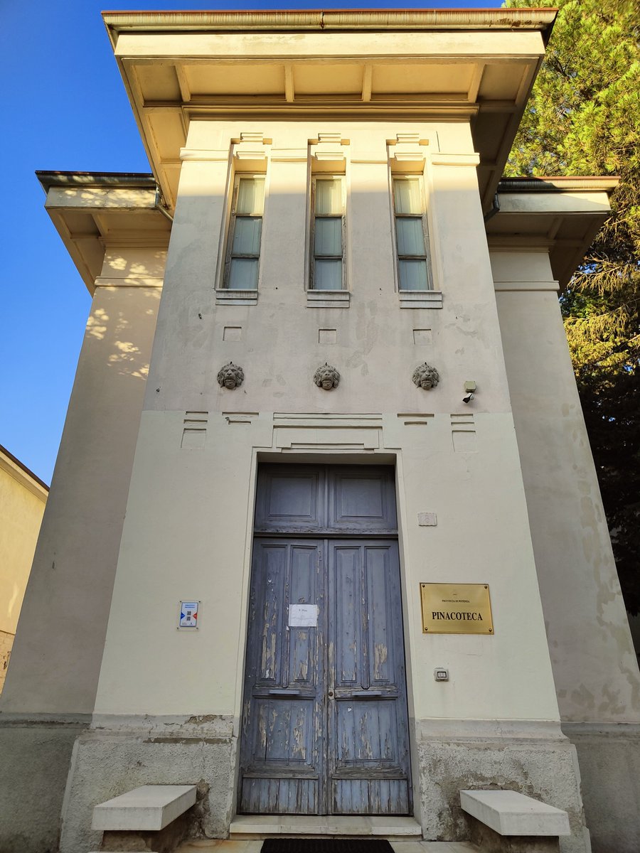 Palaumede's tweet photo. Potenza, pinacothèque.
Gratuite, on note son nom (une visite tous les deux jours), la lumière est allumée pour vous, trois salles, parfois des expositions contemporaines, on vous accompagne et décrit aimablement les œuvres, surtout de peintres locaux (la dame parle de Lucanie). https://t.co/HDVAuXrlg2