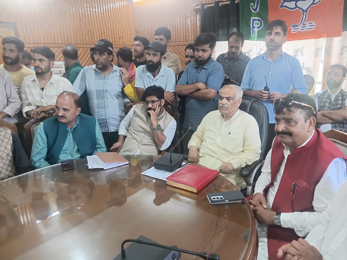 BJP4JnK's tweet photo. J&K BJP General Secretary (Org.) Shri @AshokKoul59 chaired an organisational meeting of District Shopian at the Circuit House, Shopian, Kashmir, focusing on organisational priorities, upcoming programmes, strengthening the party’s grassroots presence, and enhancing coordination.

District Prabhari Shopian Sofi Yusuf, District President Raja Waseem, and senior leaders Javaid Qadri, Yusuf Bhat and Yunis Shah were also present at the meeting