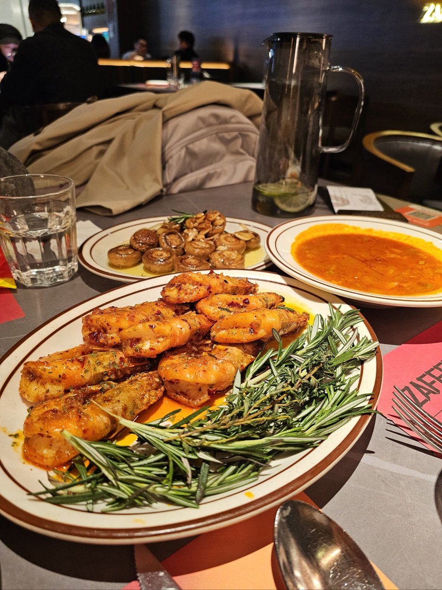 rimanelemumo's tweet photo. Hoy probé paella valenciana auténtica con mariscos frescos y azafrán de La Mancha, una explosión de sabor que me transportó directamente a Espaa! https://t.co/ddn9xIYGtz