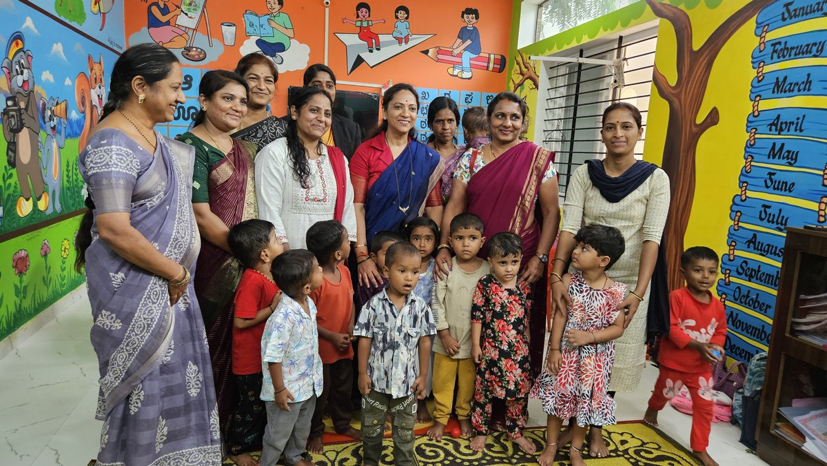 ceozpvijayapur's tweet photo. ಕರ್ನಾಟಕ ರಾಜ��ಯ ಮಹಿಳಾ ಆಯೋಗದ ಮಾನ್ಯ ಅಧ್ಯಕ್ಷರಾದ ಡಾ. ನಾಗಲಕ್ಷ್ಮಿ ಚೌಧರಿ ಅವರು ಜಿಲ್ಲಾ ಪಂಚಾಯತಿಯ ಶಿಶು ಪಾಲನಾ ಕೇಂದ್ರಕ್ಕೆ ಭೇಟಿ ನೀಡಿ, ಮಕ್ಕಳೊಂದಿಗೆ ಆತ್ಮೀಯವಾಗಿ ಸಂವಾದ ನಡೆಸಿ ಕಲಿಕಾ ಚಟುವಟಿಕೆಗಳನ್ನು ಆಲಿಸಿದರು. ಮಕ್ಕಳ ಆಹಾರವನ್ನು ಸ್ವತಃ ಸೇವಿಸಿ ಗುಣಮಟ್ಟ ಪರಿಶೀಲಿಸಿ, ಸಂತಸ ವ್ಯಕ್ತಪಡಿಸಿದರು &amp; ಮೂಲಸೌಕರ್ಯ ಪರಿಶೀಲಿಸಿದರು. https://t.co/aWY1gQX5tX