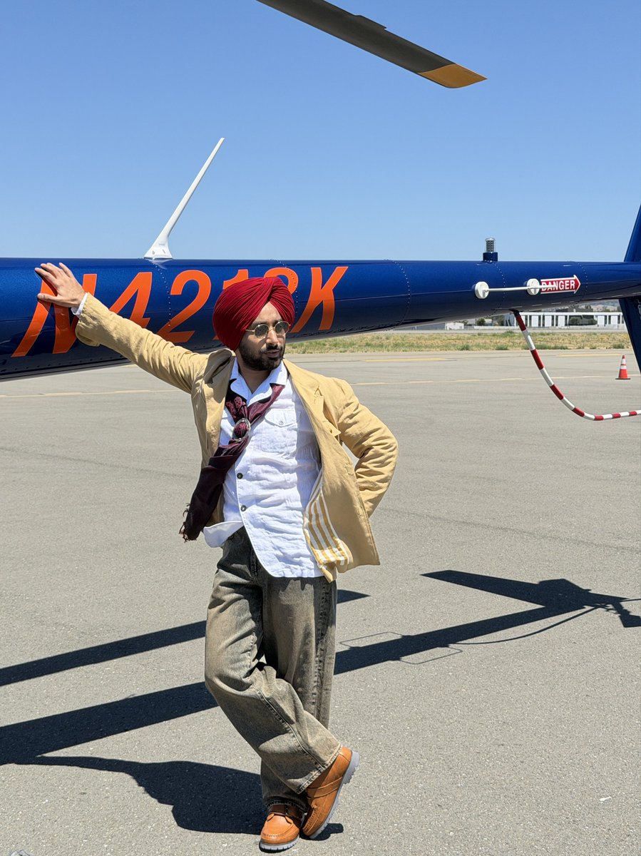 SufiSartaaj's tweet photo. ਜਿਸ ਤੇ ਨਜ਼ਰਾਂ ਨਾਲ਼ ਮਾਹਤਾਬੀਏ ਤੁੰ ਚਾਨਣ ਦਿੱਤਾ ਡੌਲ੍ਹ !
ਮੇਰੇ ਚਾਰੇ ਪਾਸੇ ਇਸ਼ਕ ਦੀ ਕੋਈ ਮਹਿਕ ਗਈਂ ਏਂ ਘੋਲ਼ !
ਨੀ ਕੋਈ ਦਵੇ ਸੁਨੇਹੇ ਪੌਣ ਨੂੰ , ਕਿ ਤੈਨੂੰ ਅੱਖੀਆਂ ਰਹੀਆਂ ਟੋਲ੍ਹ !
ਕਿ ਦਿਲ ਧੜਕੇ ਇਉਂ ‘ਸਰਤਾਜ’ ਜਿਵੇਂ ਕੋਈ ਲੋਰ ‘ਚ ਵੱਜਦਾ ਢੋਲ !
ਓ ਨੀ ਮੁਰਗ਼ਾਬੀਏ.. ਸੁਣ ਕੇ !! 💗

𝓝𝓪𝓬𝓱𝓭𝓲 𝓓𝓪 𝓙𝓱𝓾𝓶𝓴𝓪💃{𝘛𝘩𝘦 𝘍𝘢𝘭𝘭𝘦𝘯 𝘌𝘢𝘳𝘥𝘳𝘰𝘱} 𝕍𝕀𝔻𝔼𝕆 𝗢𝘂𝘁 𝗡𝗼𝘄 from The Album 𝓟𝓔𝓡𝓕𝓤𝓜𝓔𝓓 𝓜𝓞𝓜𝓔𝓝𝓣𝓢💗

https://t.co/GvTMcRFv4D

#nachdidajhumka #perfumedmoments #satindersartaaj