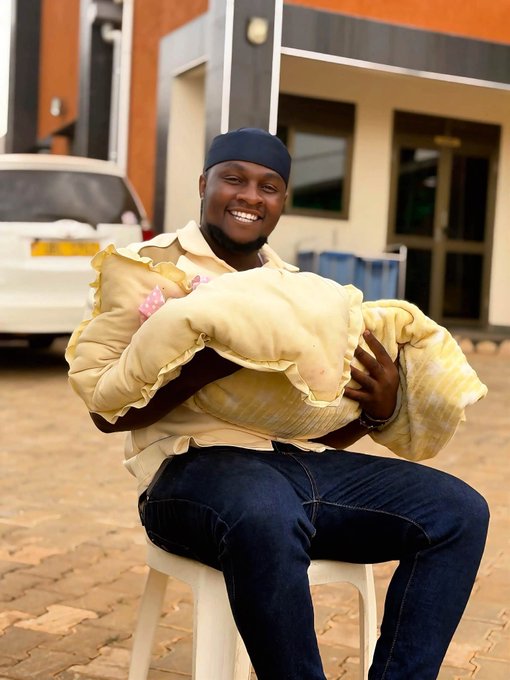 AinomugishaKat's tweet photo. 🎉👶🏽 Baby News! Dictator Amir and his new wife have welcomed a beautiful baby girl! 💕✨
The little princess has been named Afreen Mutebi. 🥰
Congratulations to the happy couple and welcome to the world, baby Afreen! 🎀❤️
#DictatorAmir #AfreenMutebi #BabyNews #Congratulations https://t.co/qJRBqkqCCX